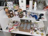 une petite table sur laquelle il y a plein de choses