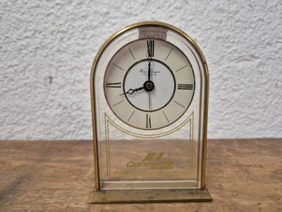 HOUR LAVIGNE Pendulette Concorde Air France en métal doré.