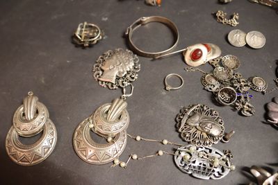 de nombreux types de bijoux sur la table