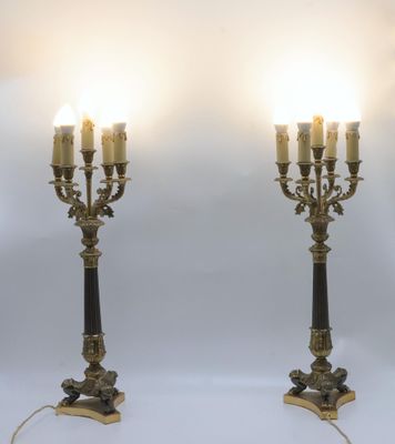 une paire de chandeliers anciens en laiton et marbre