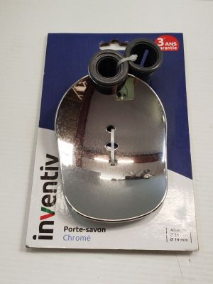 une souris argentée sur laquelle est posé un paire de jumelles