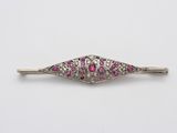 une broche ornée d'un saphir rose et de diamants