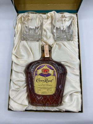 une photo d'une bouteille de Crown Royal à côté de deux verres