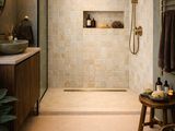 une grande salle de bains avec une douche à l'italienne à côté d'un lavabo