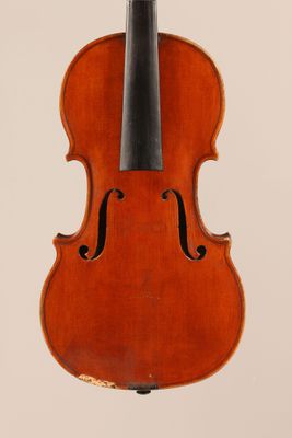 un vieux violon avec un archet accroché à son dos