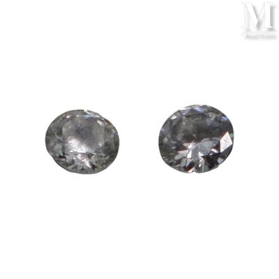 paire de pierres rondes facettées, de couleur grise, taillées en diamant, sur fond blanc