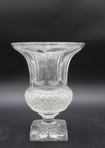 Vase Médicis en cristal taillé. H : 26