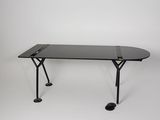 une image représentant une table noire avec un plateau noir et des pieds noirs