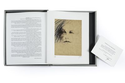 un livre ouvert sur lequel est dessiné le visage d'une femme