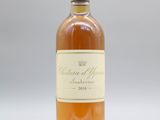 une bouteille de vin posée sur une table blanche