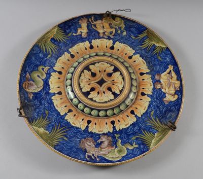Plat à ombilic en faïence émaillée polychrome à décor de cré…