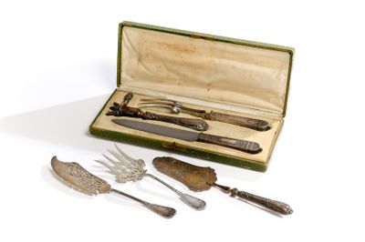 une boîte contenant de l'argenterie, ainsi qu'un couteau et une fourchette