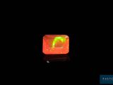 un diamant orange traversé par une lumière verte