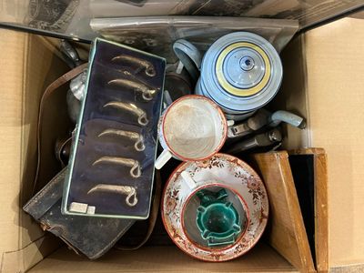 une boîte remplie d'objets assortis qui s'y trouvent