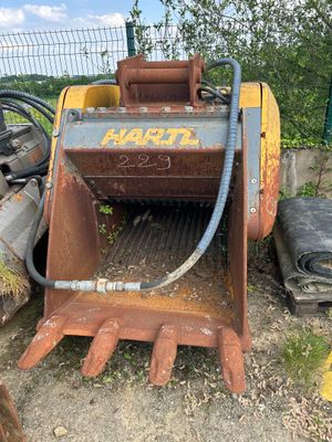 une petite machine posée à côté d'un tas de vieilleries