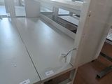 une salle avec beaucoup de tables et de chaises