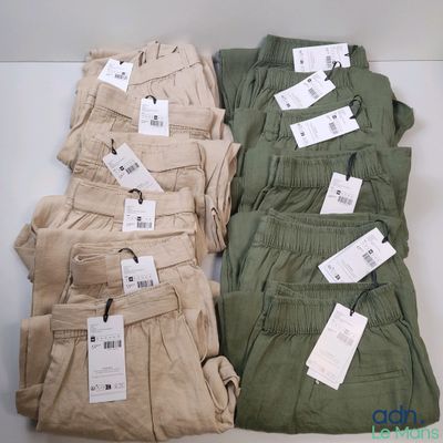 plusieurs paires de pantalons kaki pour homme, avec leurs étiquettes de prix encore attachées