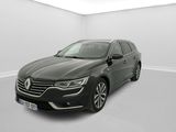 une voiture grise dans une pièce blanche avec une lampe au plafond