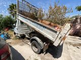 un camion dont l'arrière est rempli de plantes