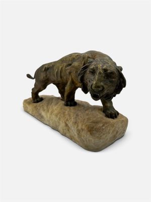 statue d'un taureau posé sur un rocher, sur fond blanc