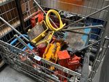 un panier métallique rempli d'articles divers dans un entrepôt