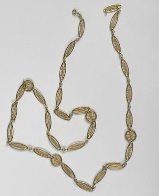 collier plaqué or composé d'une longue chaîne et d'un pendentif orné d'un oiseau