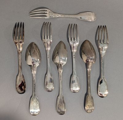 beaucoup de cuillères et de fourchettes en argent sur la table