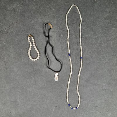 Lot comprenant : 1 bracelet en perles de culture, fermoir mo…
