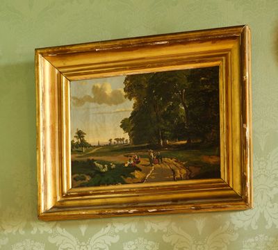 une image d'un tableau accroché au mur d'une pièce