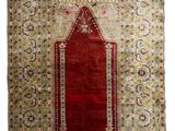 un tapis orné d'un motif rouge et vert
