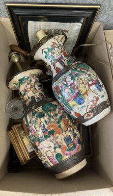 trois vases dans une boîte décorée d'images