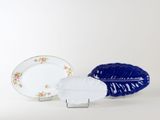 deux assiettes posées l'une à côté de l'autre sur une table