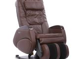 Le fauteuil de massage est marron et comporte des rayures noires.