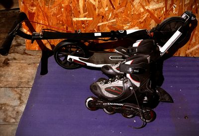 une paire de patins à glace et une paire de rollers posés sur un tapis