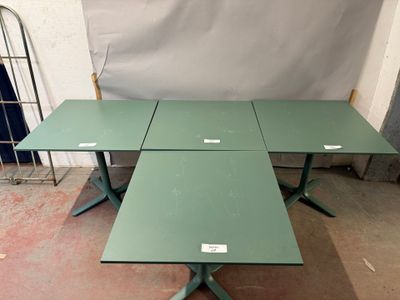 Lot de 4 tables métalliques vertes PEDRALI