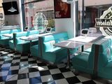 des tables et des chaises dans un restaurant au sol à carreaux