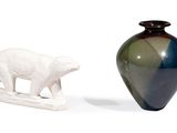 deux vases placés l'un à côté de l'autre