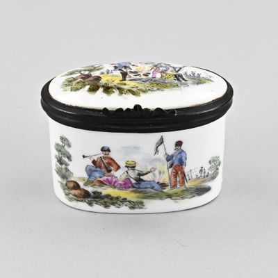 une image représentant une boîte en porcelaine ornée d'une peinture