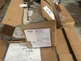 une pile de boîtes posées sur le sol