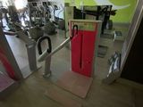 une porte rouge au milieu d'une salle de sport