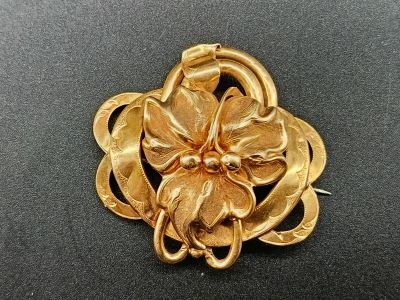 Broche en forme de fleur, de couleur or jaune, avec un serpent au centre