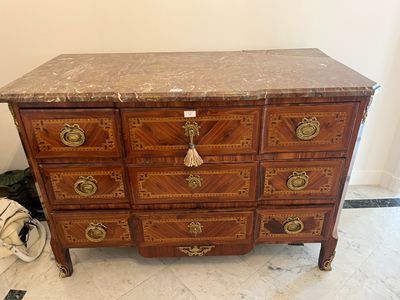 une commode en marbre dans une pièce