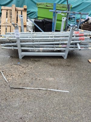 Lot comprenant : 30 montants d'échafaudage de 2m , et 4 mont…