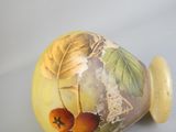 un vase orné d'un motif représentant des fruits