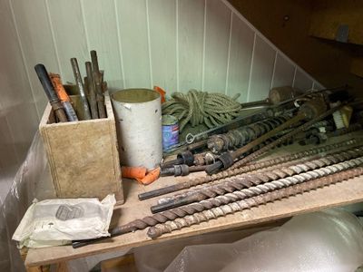 de nombreux outils de toutes sortes posés sur une table en bois