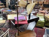 de nombreuses chaises et tables dans une pièce avec un mur de briques en arrière-plan