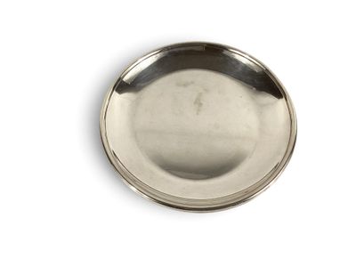 une plaque d'argent sur une surface blanche avec un fond blanc