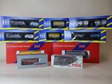 trois boîtes de petits trains posées les unes à côté des autres sur une table