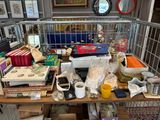 une table sur laquelle sont posés de nombreux objets dans une pièce