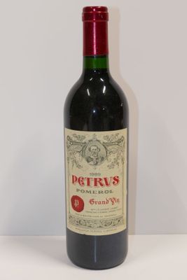 une bouteille de vin posée sur une table
